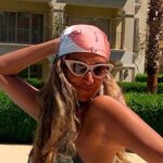 Yasmine Ghaith Instagram - _____ طول عمري بحب أدور في حاجات مامتي القديمة، حلقان، سلاسل....إلخ و أخودهم و ألبس طقم كامل بس علشان الحلق مثلا! زي مانا عاملة هنا بالظبط! 😁 حد كان بيعمل زيي؟ I've always loved that gypsy look! I've always loved looking in my mom's jewellery boxes, take(steal) some and create a whole look based on the piece I want to wear hehe I even used to take her very shiny bracelets, wear them all together and go to my lessons beehom wana fel madrasa w tab3an kont bathaza2 w bat3akeb 😂🤦🏽‍♀️ تفوت الأيام و تبقي دي بدايتي و أعمل my own jewellery line 🤷🏽‍♀️ #@ygpieces I'm wearing my mom's vintage earrings here 💜