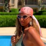 Yasmine Ghaith Instagram - _____ طول عمري بحب أدور في حاجات مامتي القديمة، حلقان، سلاسل....إلخ و أخودهم و ألبس طقم كامل بس علشان الحلق مثلا! زي مانا عاملة هنا بالظبط! 😁 حد كان بيعمل زيي؟ I've always loved that gypsy look! I've always loved looking in my mom's jewellery boxes, take(steal) some and create a whole look based on the piece I want to wear hehe I even used to take her very shiny bracelets, wear them all together and go to my lessons beehom wana fel madrasa w tab3an kont bathaza2 w bat3akeb 😂🤦🏽‍♀️ تفوت الأيام و تبقي دي بدايتي و أعمل my own jewellery line 🤷🏽‍♀️ #@ygpieces I'm wearing my mom's vintage earrings here 💜
