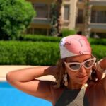 Yasmine Ghaith Instagram - _____ طول عمري بحب أدور في حاجات مامتي القديمة، حلقان، سلاسل....إلخ و أخودهم و ألبس طقم كامل بس علشان الحلق مثلا! زي مانا عاملة هنا بالظبط! 😁 حد كان بيعمل زيي؟ I've always loved that gypsy look! I've always loved looking in my mom's jewellery boxes, take(steal) some and create a whole look based on the piece I want to wear hehe I even used to take her very shiny bracelets, wear them all together and go to my lessons beehom wana fel madrasa w tab3an kont bathaza2 w bat3akeb 😂🤦🏽‍♀️ تفوت الأيام و تبقي دي بدايتي و أعمل my own jewellery line 🤷🏽‍♀️ #@ygpieces I'm wearing my mom's vintage earrings here 💜