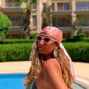 Yasmine Ghaith Instagram - _____
طول عمري بحب أدور في حاجات مامتي القديمة، حلقان، سلاسل....إلخ و أخودهم و ألبس طقم كامل بس علشان الحلق مثلا! زي مانا عاملة هنا بالظبط! 😁

حد كان بيعمل زيي؟

I've always loved that gypsy look!

I've always loved looking in my mom's jewellery boxes, take(steal) some and create a whole look based on the piece I want to wear hehe I even used to take her very shiny bracelets, wear them all together and go to my lessons beehom wana fel madrasa w tab3an kont bathaza2 w bat3akeb 😂🤦🏽‍♀️

تفوت الأيام و تبقي دي بدايتي و أعمل my own jewellery line 🤷🏽‍♀️
#@ygpieces

I'm wearing my mom's vintage earrings here 💜
