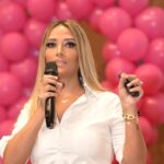 Yasmine Ghaith Instagram - . بمناسبة تغيير ال mindset بتاعك أو عقليتك اللي أوقات كتير بتمنعك و بتوقفك عند نقطة معينة في حياتك... أنا كنت من وأنا صغيرة بسمع كلام مُحبط كتير، من ناس غرب و من أقرب الناس ليا...كلام يكسر و كان بيخليني أفقد ثقتي في نفسي... كبرت و وأنا في المدرسة كنت بتكسف جداً، ماكنتش بعرف أبدأ أصاحب حد أو أفتح حوار علشان أتعرف علي حد...و طبعاً عمري ما كنت بحب أشترك في presentations أو أي حاجة ليها علاقة بال Public speaking علشان كنت دايماً مقطنعة إني مش شاطرة و مش كويسة أو I'm not enough... كبرت و دخلت الجامعة و بدره فضلت كدة، بتكسف و دايماً مشاركتي في ال projects بتكون silently علشان مابانش و ماتكلمش قدام حد... لغاية مشروع تخرجي، كان لازم أقف و لتكلم قدام عدد محترم من الجامعة و الدكاترة و رؤساء الجامعة و كدة علشان ماسقطش في المشروع...بطني طبعاً كانت وجعاني يومها من الخوف و التوتر، كنت بترعش حرفياً و رغم إني كنت حافظة و مذاكرة كويس جداً أول ما مسكت المايك، قلت كلمة واحدة بعد رعشة رهيبة "أنا نسيت" و طبعاً كنت هعمل بيبي علي نفسي من الكسوف و القلق...وقتها صحابي اللي معايا في المشروع لموا الدنيا و أنقذوني...و فصل ال public speaking رعب بالنسبالي حتي بعد ما بقيت مدرسة... و أنا مدرسة برده كان بيبقي سبب كبير من عدم ظهور شغلي و مجهودي بالشكل الكافي هو فكرة إني مش واثقة في نفس كفاية إني أتكلم قدام الناس... تفوت السنين و أفضل كدة برده بعد ماسبب ما التدريس، ماهو مافيش حاجة إتغيرت علشان أنا أصلاً ماغيرتش حاجة في نفسي ولا إشتغلت علي حاجة في نفسي تخلي الموضوع يتغير عندي... إلا أن إتعرض عليا مسلسل حلاوة الدنيا...تخيلوا بقي واحدة بالشخصية اللي أنا شرحتها فوق دي يتطلب منها تمثل...أمثل إزاي إن شاء الله، ده أنا مش ه public speak بس لأ ده في بشررررررر قدام و ورا الكاميرا و قدام التليفزيون هيقعدوا بصينلي وأنا بتكلم 😂 ملايين مش ال ٢٠ ٣٠ واحد بتوع الجامعة بس... أعمل إيه بقي؟؟ جه وقت التغيير، و ده كان وقت تعبي طبعاً، عملت بالظبط وقتها اللي صلاح بيقول عليه دلوقتي و وقتها ماكنتش أعرف إن صلاح بيعمل كدة أصلا...إتفرجت علي فيديوهات لناس ناجحة و ناس motivational speakers و life coaches و ناس غيروا حياتهم و حياة غيرهم للأحسن! قلت بس أنا عايزة أعمل كدة، أنا عايزة أبقي إيجابية و أغير حياتي و حياة الناس للأحسن بس أبدأ بنفسي علشان ده ينعكس علي الناس بعد كدة... بقيت البوست في الكومنتس 😂⬇️