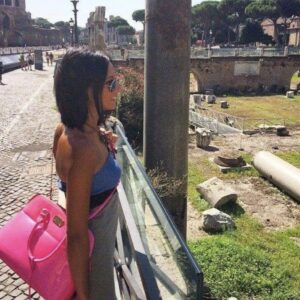Yasmine Ghaith Instagram - .
سؤال بقي...دلوقتي أنا شعري حرفيا متدمر من بعد الكورونا، اللي إنتوا بتشوفوه ده volume بحاول أعمله و مجهود رهيب علشان يبان طبيعي، بس الحقيقة إن تلات تربع شعري حرفياً وقع و لسة بيقع ده غير إن الصبغة كمان تعبته بس الأساس الكورونا....فأنا فعلا بدأت أفكر للأسف جدياً إني أقصه 😭😭😭 رغم إني من بعد ما وقع و طول و أنا كنت بحافظ عليه علي قد ماقدر علشان كان وحشني و ماعنديش الجرأة أقصه تاني!

فالسؤال بقي، الناس اللي عدوا بنفس المشكلة دي بعد الكورونا، قصيتوه ولا عملتوا ايه؟
أقصه قوي زي قصتي المفضلة بتاعة زمان ولا لأ؟

السؤال مش علي اللون خالص، السؤال أقصه ولا لأ؟

🙄🤔