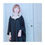 Yasuko Matsuyuki Instagram - 夕暮れに、手をつなぐ #浅葱塔子 #Designer hair make design @akeminakano__official 空豆の母、Parisで活躍する Designer 今回は劇中の塔子のブランド コルザの衣装 fumietanakaさんに全てのシーンをご協力頂いています...。 素敵なお洋服の数々...fumieさん ありがとうございます....。 2023ssのラインナップの中からもお衣装登場します 素晴らしいcollection lの数々 ありがとうございます...。 ドレス、ボトム、バングル @fumietanaka_jp ピアス、リング @georgjensen シューズ @manoloblahnik コート、サロペット @fumietanaka_jp 黒のバッグ @maisonvalentino ピアス、ネックレス @gigi.jewelry サングラス @JACK_JOAT