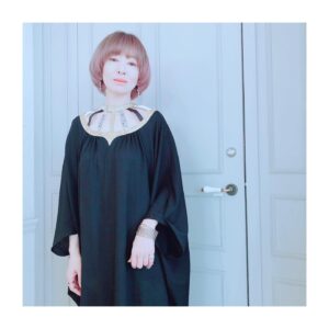 Yasuko Matsuyuki Instagram - 夕暮れに、手をつなぐ
#浅葱塔子
#Designer

hair make design
@akeminakano__official 

空豆の母、Parisで活躍する
Designer

今回は劇中の塔子のブランド
コルザの衣装

fumietanakaさんに全てのシーンをご協力頂いています...。

素敵なお洋服の数々...fumieさん
ありがとうございます....。

2023ssのラインナップの中からもお衣装登場します
素晴らしいcollection lの数々
ありがとうございます...。

ドレス、ボトム、バングル
@fumietanaka_jp

ピアス、リング
@georgjensen

シューズ
@manoloblahnik

コート、サロペット
@fumietanaka_jp

黒のバッグ
@maisonvalentino 

ピアス、ネックレス
@gigi.jewelry

サングラス
@JACK_JOAT