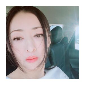 Yasuko Matsuyuki Instagram - shooting スタンバイ中
朝の光がキレイ
#まだ発表出来なくてゴメンナサイ