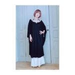 Yasuko Matsuyuki Instagram - 夕暮れに、手をつなぐ #浅葱塔子 #Designer hair make design @akeminakano__official 空豆の母、Parisで活躍する Designer 今回は劇中の塔子のブランド コルザの衣装 fumietanakaさんに全てのシーンをご協力頂いています...。 素敵なお洋服の数々...fumieさん ありがとうございます....。 2023ssのラインナップの中からもお衣装登場します 素晴らしいcollection lの数々 ありがとうございます...。 ドレス、ボトム、バングル @fumietanaka_jp ピアス、リング @georgjensen シューズ @manoloblahnik コート、サロペット @fumietanaka_jp 黒のバッグ @maisonvalentino ピアス、ネックレス @gigi.jewelry サングラス @JACK_JOAT