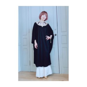 Yasuko Matsuyuki Instagram - 夕暮れに、手をつなぐ
#浅葱塔子
#Designer

hair make design
@akeminakano__official 

空豆の母、Parisで活躍する
Designer

今回は劇中の塔子のブランド
コルザの衣装

fumietanakaさんに全てのシーンをご協力頂いています...。

素敵なお洋服の数々...fumieさん
ありがとうございます....。

2023ssのラインナップの中からもお衣装登場します
素晴らしいcollection lの数々
ありがとうございます...。

ドレス、ボトム、バングル
@fumietanaka_jp

ピアス、リング
@georgjensen

シューズ
@manoloblahnik

コート、サロペット
@fumietanaka_jp

黒のバッグ
@maisonvalentino 

ピアス、ネックレス
@gigi.jewelry

サングラス
@JACK_JOAT
