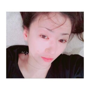 Yasuko Matsuyuki Instagram - 1日を終えrelax
甘いお酒でうがい
本日公開しました
どうぞよろしくお願いします
#甘いお酒でうがい
#リラックス
#お祝いにグラッパ飲んじゃおうかな
#明日はリモート会見