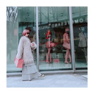 Yasuko Matsuyuki Instagram - 夕暮れに、手を繋ぐ
#浅葱塔子
#fashion 
#4話
@fumietanaka_jp 
@maisonvalentino