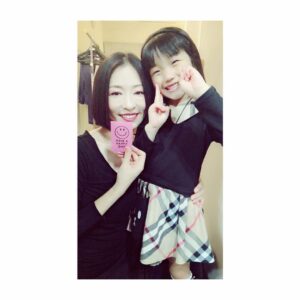 Yasuko Matsuyuki Instagram - 可愛い天使が見に来てくれました！カンちゃん💕
#ゲゲゲの先生へ
#久しぶりの再会に、ばばに飛びついてハグしてくれました^_^
#ありがとカンちゃん