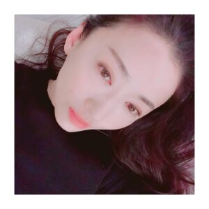 Yasuko Matsuyuki Instagram - そして春になったの事

先日東京千秋楽をむかえ
残るは新潟公演
岩松さんの言葉至福の時間
ソニンちゃんとのセッションの様な
朗読とも劇とも違う今までにないスタイルの劇
ソニンちゃんとの二人の芝居の時間も至福。
演劇、嗚呼...芸術
岩松さんの戯曲でまたソニンちゃんと次回は劇がやりたい...な。
そして本多劇場に立てた喜び
稽古から本番迄の時間も豊か
今迄にない体験を沢山し、
久しぶりのステージに立てた時間は
静かな緊張感と共に、感動の時間でした
この様な時世にも関わらず
沢山の方々にご来場頂けました事
心から感謝致します
残る1ステージ大切に...
思い出の地、新潟へ
そして次なる準備へ
#そして春になった
#岩松了さん
#ソニンちゃん