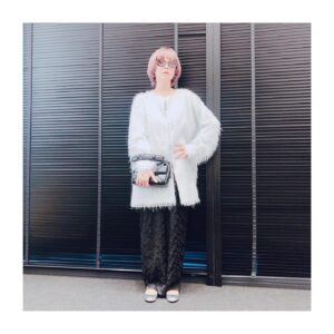 Yasuko Matsuyuki Instagram - 夕暮れに、手をつなぐ
#浅葱塔子
#Designer

hair make design
@akeminakano__official 

空豆の母、Parisで活躍する
Designer

今回は劇中の塔子のブランド
コルザの衣装

fumietanakaさんに全てのシーンをご協力頂いています...。

素敵なお洋服の数々...fumieさん
ありがとうございます....。

2023ssのラインナップの中からもお衣装登場します
素晴らしいcollection lの数々
ありがとうございます...。

ドレス、ボトム、バングル
@fumietanaka_jp

ピアス、リング
@georgjensen

シューズ
@manoloblahnik

コート、サロペット
@fumietanaka_jp

黒のバッグ
@maisonvalentino 

ピアス、ネックレス
@gigi.jewelry

サングラス
@JACK_JOAT