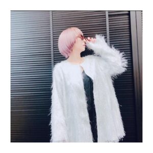 Yasuko Matsuyuki Instagram - 夕暮れに、手をつなぐ
#浅葱塔子
#Designer

hair make design
@akeminakano__official 

空豆の母、Parisで活躍する
Designer

今回は劇中の塔子のブランド
コルザの衣装

fumietanakaさんに全てのシーンをご協力頂いています...。

素敵なお洋服の数々...fumieさん
ありがとうございます....。

2023ssのラインナップの中からもお衣装登場します
素晴らしいcollection lの数々
ありがとうございます...。

ドレス、ボトム、バングル
@fumietanaka_jp

ピアス、リング
@georgjensen

シューズ
@manoloblahnik

コート、サロペット
@fumietanaka_jp

黒のバッグ
@maisonvalentino 

ピアス、ネックレス
@gigi.jewelry

サングラス
@JACK_JOAT