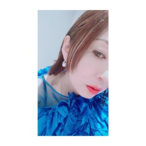 Yasuko Matsuyuki Instagram - ペンディングトレイン

ドラマコレクション2023

ケープ
@saphir__east

トップス
@estnation_jp

,スカート
@cfcl_official

ジュエリー
@official_mikimoto

シューズ
@manoloblahnik