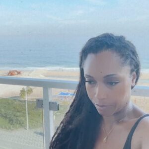 Yaya DaCosta Instagram - A bone to pick..
.
Querido Brazil,
Tenho tanto orgulho de ser descendente de um brasileiro.
É outra casa minha.
Mas às vezes não me sinto em casa… por causa do racismo.
O mundo inteiro sofre… mas faz sentido começar a conversa entre nossa próprias comunidades.
Vamos conversar?
…
Com todo amor 💛💚🇧🇷