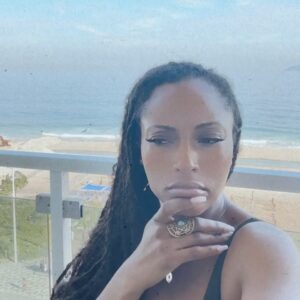 Yaya DaCosta Instagram - A bone to pick..
.
Querido Brazil,
Tenho tanto orgulho de ser descendente de um brasileiro.
É outra casa minha.
Mas às vezes não me sinto em casa… por causa do racismo.
O mundo inteiro sofre… mas faz sentido começar a conversa entre nossa próprias comunidades.
Vamos conversar?
…
Com todo amor 💛💚🇧🇷