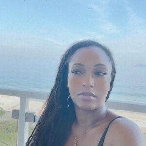Yaya DaCosta Instagram - A bone to pick..
.
Querido Brazil,
Tenho tanto orgulho de ser descendente de um brasileiro.
É outra casa minha.
Mas às vezes não me sinto em casa… por causa do racismo.
O mundo inteiro sofre… mas faz sentido começar a conversa entre nossa próprias comunidades.
Vamos conversar?
…
Com todo amor 💛💚🇧🇷