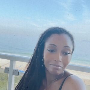 Yaya DaCosta Instagram - A bone to pick..
.
Querido Brazil,
Tenho tanto orgulho de ser descendente de um brasileiro.
É outra casa minha.
Mas às vezes não me sinto em casa… por causa do racismo.
O mundo inteiro sofre… mas faz sentido começar a conversa entre nossa próprias comunidades.
Vamos conversar?
…
Com todo amor 💛💚🇧🇷