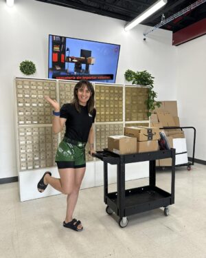 Yazmin Jauregui Instagram - Estamos listos para recibir tus paquetes este mes junio con grandes promociones 📦❤️‍🔥❤️‍🔥 Postal Hub