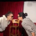 Yeşim Ceren Bozoğlu Instagram - O dansa nasıl bi inanmışlııııııkkkkkk, o nasıl bi adanmışlıkkkkkk , çift akış altı saat prova yapan aslaaaa biz değilmişiz gibi 😝😂🤣 Canım hemşirem @pinarataer ile prova arası şarj/deşarj anları.. Allah hepimize yanında, anında beş yaşına döndüğümüz, tenefüse çıkma neşesi gibi coştuğumuz kardeşler, arkadaşlar nasip etsin, aminnn… Baharınız mis, neşeniz bol olsun aminnn…🌸🙏🏻💐