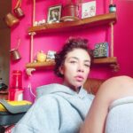 Yeşim Ceren Bozoğlu Instagram - Kendime notlar, ama maksat fayda: Ağzından çıkanı kulağın duysun.Desem ki ağzından çıkan HERŞEY gerçek olacak bundan sonra.OL dediğin OLSUN dediğin olacak ne derdin?Ki öyle de oluyor aslında.. Nasıl konuşurdun?Siparişlerin ne olurdu hayata? Karşında zannettiğin herkes senin parçan, senden sana yansıyan.Desem ki kime ne dilersen sana o olacak.Hayır dilersen hayır fena dilersen bela.Hepsi senden sana.Aynaya kızmanın faydası var mı sana?Ona göre bak hayata. Bilinçaltı otomasyon sağlıyor.Alıştığı yoldan gidiyor.Otomatik pilottan çık.Hayatının direksiyonunu eline al. Beş virüs var kalbimizde, temizlersek dünya bize cennet feza: Onaylanmama | Kendimi olduğum gibi seviyor ve kabul ediyorum. Kendini onayla, dünya seni onaylasın. Değersizlik | Ben değerliyim. Kendi özüne nasıl davrandığını fark et.Misafire nasıl davranıyorsun?Kendine öyle davranıyor musun? Yetersizlik | Ben yeterliyim. Kıyası bırak, sahip olduklarının sana verilenin farkına var, şükürde ol.Şükrettikçe dahası gelecek.Senden yansıyan sana dönecek emin ol. Özsevgisizlik | kendimi seviyorum Geçmişi bırak, öğrendiğini al teşekkür et ve bırak. Güvensizlik | ben Allah’a kendime hayata ve insanlara güveniyorum. Çamaşır makinesinin düğmesine bastığımızda beş dakikada bir gidip kontrol etmiyoruz değil mi, yıkıyor mu yıkamıyor mu diye?Kalpten ve fiili duanı et, sonra teslim et Allah’a.Sözünle, aklınla kalbinle hissederek talep ettiğin olacak emin ol.Güneşin her gün doğacağından şüphen var mı?O hayırlı ise, o lütfu ise, senin duan da kabul olacak , emin ol.Kitapta yazanı hatırla: “Andolsun ki isteyene istediği kıyamete kadar verilecek “ demiş..Çamaşır makinesine güvendiğimiz kadar Allah’a güvenelim mi? Beyninde yarım kalan hikayeleri yaz, travma, acı ve helalleşemediğin ne varsa. Duyguyu kağıda aktar.Haksızlık üzüntü ne varsa.Sonra kağıdı yak ve izle.Kül olsun, külü suyla yıka. Karşındaki seni tetiklediyse, öfke, acı, korku, değersizlik ve travma; her ne ise; derin bir nefes al ve içinden seni seviyorum, seni onaylıyorum, değerlisin ve güvendesin de.Bunu onun gözlerine bakarak içinden tekrarla.Aynadan aynaya…Sonra seyret aynanda olanı. Çekil aradan, aksın Yaradan.