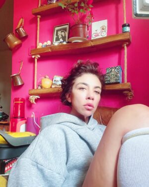 Yeşim Ceren Bozoğlu Instagram - Kendime notlar, ama maksat fayda:

Ağzından çıkanı kulağın duysun.Desem ki ağzından çıkan HERŞEY gerçek olacak bundan sonra.OL dediğin OLSUN dediğin olacak ne derdin?Ki öyle de oluyor aslında.. Nasıl konuşurdun?Siparişlerin ne olurdu hayata?

Karşında zannettiğin herkes senin parçan, senden sana yansıyan.Desem ki kime ne dilersen sana o olacak.Hayır dilersen hayır fena dilersen bela.Hepsi senden sana.Aynaya kızmanın faydası var mı sana?Ona göre bak hayata.

Bilinçaltı otomasyon sağlıyor.Alıştığı yoldan gidiyor.Otomatik pilottan çık.Hayatının direksiyonunu eline al.

Beş virüs var kalbimizde, temizlersek dünya bize cennet feza:

Onaylanmama | Kendimi olduğum gibi seviyor ve kabul ediyorum.

Kendini onayla, dünya seni onaylasın.

Değersizlik | Ben değerliyim.

Kendi özüne nasıl davrandığını fark et.Misafire nasıl davranıyorsun?Kendine öyle davranıyor musun?

Yetersizlik | Ben yeterliyim.

Kıyası bırak, sahip olduklarının sana verilenin farkına var, şükürde ol.Şükrettikçe dahası gelecek.Senden yansıyan sana dönecek emin ol.

Özsevgisizlik | kendimi seviyorum 

Geçmişi bırak, öğrendiğini al teşekkür et ve bırak.

Güvensizlik | ben Allah’a kendime hayata ve insanlara güveniyorum.

Çamaşır makinesinin düğmesine bastığımızda beş dakikada bir gidip kontrol etmiyoruz değil mi, yıkıyor mu yıkamıyor mu diye?Kalpten ve fiili duanı et, sonra teslim et Allah’a.Sözünle, aklınla kalbinle hissederek talep ettiğin olacak emin ol.Güneşin her gün doğacağından şüphen var mı?O hayırlı ise, o lütfu ise, senin duan da kabul olacak , emin ol.Kitapta yazanı hatırla: “Andolsun ki isteyene istediği kıyamete kadar verilecek “ demiş..Çamaşır makinesine güvendiğimiz kadar Allah’a güvenelim mi?

Beyninde yarım kalan hikayeleri yaz, travma, acı ve helalleşemediğin ne varsa. Duyguyu kağıda aktar.Haksızlık üzüntü ne varsa.Sonra kağıdı yak ve izle.Kül olsun, külü suyla yıka.

Karşındaki seni tetiklediyse, öfke, acı, korku, değersizlik ve travma; her ne ise; derin bir nefes al ve içinden seni seviyorum, seni onaylıyorum, değerlisin ve güvendesin de.Bunu onun gözlerine bakarak içinden tekrarla.Aynadan aynaya…Sonra seyret aynanda olanı.

Çekil aradan, aksın Yaradan.