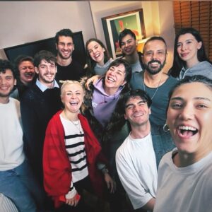 Yeşim Ceren Bozoğlu Instagram - Dersimiz Oyunculuk diye bir kanal var 
@youtube ‘da.İçeriği bendeniz’e ait bir kanal.Sevdiklerime, dostlarıma anlatırken, “ölsem de gam yemem kanalım” diye anlatıyorum.
Neden mi?
Anlatayım…
Efendim bendeniz 9 Eylül Güzel Sanatlar Fakültesi Oyunculuk Bölümü mezunuyum.Devlet okulu yani.Dünyanın en pahalı üçüncü eğitimi olan oyunculuğu (birinci sırada tıp, ikinci sırada kompozitörlük var bildiğim kadarıyla) orada okudum.Bizdeki algı malum.Devlet okulu giderleri, işçinin, memurun yetimin vergisi ile ödeniyor diye öğrenmişiz.E birde cumhuriyet kadını, anneanne yetiştirmesiyiz.Dolayısı ile hep bir sorumluluk hissederiz, bize verilen imkanın hakkını vermek için.
Hocalık sevdam bundandır.
Mesleğime, oyunculuğa aşkım malum, bilen bilir; kara sevda idi, şimdi sağlıklı bir ilişkimiz oldu kendisi ile.Ancak hocalık deyince yine akan sular tersine akar yukarı..Öyle bir aşk.Kolaylaştırmak, talebenin yönü bulmasına vesile olmak kalbimi çarptırıyor ilk gün ki gibi hâlâ…
Kanalı kurma sebebim bu idi.Benim gibi naçizane hem akademik eğitim almış, hem sahada aktif, hemde hocalık yapan az isim var sektörde hâlâ.Sosyal medyadan, sokaktan gelen soruya yetişemediğimden kurduk kanalı.Bila ücret, ne bildiysem ne gördüysem hem oyunculuğa dair hem sektöre ait anlattım.Kanalda var bir pusula.Çalışıp yıldızlara uçmak isteyene var orada harita.
Herşeyi anlattım evet ama geçen bir öğrenci ile karşılaştı yolum.”Hocam “ dedi hatırlamadım, “sizin videoların çok faydasını gördüm”dedi , en büyük firmaların işlerinde oynamış, “şimdi ne yapmalı?” dedi.Kalbime doğan soruları sordum, evlat buldu kendi yolunu.Sonra ekledim “Allah Cebrail ‘i indirip konuşturmayacak ya bak vesile etti benim ağzımdan duyurdu işte sana.Çocuk sordu, “ders veriyor musun hocam?”diye.”Talep eden yok ki?”dedim ezbere,yok talebe.Çocuk dedi, “hocam dedim ya talepteyim diye”..
Durdum düşündüm.Demek ki yeni aktarım zamanı gelmiş dedim.Duyurulduğuna göre..
“Deneme çekimim bence şahane,neden alamadım rolü?” başlıklı bir ders yaptık @teamgde ile.Öğrencilerimiz de 119 tl verdiler @corbadatznolsun niyetine.Şahane bir kavuşma oldu.Malum maksat fayda.Deneme çekimlerinde zorluk yaşayan tüm oyuncu ve oyuncu adaylarına şifa niyetine..