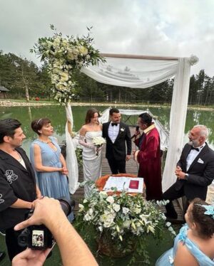 Yeşim Ceren Bozoğlu Instagram - @busearsslan & @cagrisensoy bir ömür bir yastıkta;neşe, huzur,sevgi,saygı ve aşkla, mutlulukla olun inşAllah 🙏🏻 

Güzellikler ve mucizeler yol arkadaşınız olsun,kolaylık ve ihtişamla 🤲🏻✨💫

Sizi seviyorum ♥️