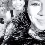 Yeşim Ceren Bozoğlu Instagram - Ayrı anadan ayrı babadan ama kardeş kardeş işte..İyi ki doğmuş, iyi doğmuş da bana kızkardeş, hemşire ve yoldaş olmuş… @deryamildon 🎂🎊🎈🎁🙏🏻
