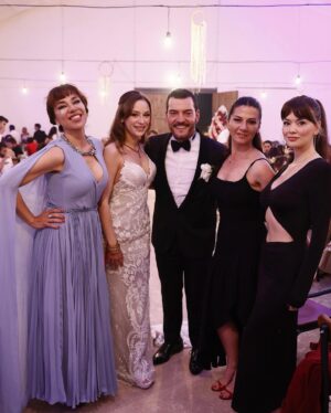 Yeşim Ceren Bozoğlu Instagram - @busearsslan & @cagrisensoy bir ömür bir yastıkta;neşe, huzur,sevgi,saygı ve aşkla, mutlulukla olun inşAllah 🙏🏻 

Güzellikler ve mucizeler yol arkadaşınız olsun,kolaylık ve ihtişamla 🤲🏻✨💫

Sizi seviyorum ♥️