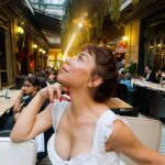 Yeşim Ceren Bozoğlu Instagram – Doğru soru şifa çünkü.. 🗝️
Soralım öyle ise kalbimize:

Kendimi dönüştürebilir miyim?

Risk alabilir miyim?

Sonunu görmediğime güvenebilir miyim?

Tutkularımı gerçeğe dönüştürebilir miyim?

Kendi rönesansımı yaratabilmek için neye ihtiyacım var?

Kendimi kendimden yeniden doğurabilir miyim?

Spontan olabilir miyim?

Daha iyi bir yol arkadaşı olabilir miyim?

Yeniden başlayabilir miyim?

Korkularımı bırakabilir miyim?

Huzurumu ve neşemi coşku ile paylaşabilir miyim?

Cesaretimi arttırmak için neye ihtiyacım var?

Kendime inanabilir miyim?

Yeni yıla giderken, yeni’lenmek niyetiyle, şifa olsun… 😇🧡🙏🏻