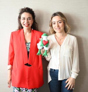 Yeşim Ceren Bozoğlu Instagram - Bize gönül gerek dedik; fena mı ettik?🥰👻😇

@kurbaganinanatomisi1 ni, aşkı ve ilişkileri konuştuk; buyursunlar 📣🙋🏻‍♀️ 📰 
Repost from @cansuaydn
•
Yeşim Ceren Bozoğlu ile 19 yıl sonra tiyatroya döndüğü tek kişilik oyunu “Bir Kurbağanın Anatomisi” vesilesiyle buluştuk. Hem oyundan, hem aşktan, hem de güzellik sırlarından konuştuk. 🥰 #hurriyet #kelebek  https://www.hurriyet.com.tr
