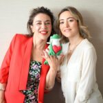 Yeşim Ceren Bozoğlu Instagram - Bize gönül gerek dedik; fena mı ettik?🥰👻😇 @kurbaganinanatomisi1 ni, aşkı ve ilişkileri konuştuk; buyursunlar 📣🙋🏻‍♀️ 📰 Repost from @cansuaydn • Yeşim Ceren Bozoğlu ile 19 yıl sonra tiyatroya döndüğü tek kişilik oyunu “Bir Kurbağanın Anatomisi” vesilesiyle buluştuk. Hem oyundan, hem aşktan, hem de güzellik sırlarından konuştuk. 🥰 #hurriyet #kelebek https://www.hurriyet.com.tr
