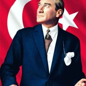 Yeşim Ceren Bozoğlu Instagram - Bugün çok önemli ve çok değerli, bugün Cumhuriyetimizin kuruluşunun 100.yıldönümü.Kutlu olsun!

İstanbul boğazı işgal kuvvetlerinin gemilerine maruz iken onlara bakarak, elde hiç bir maddi imkan, destek ve güç yok iken; “Geldikleri gibi giderler!” diyebilecek bir inanca ve ruhsal güce sahip olan Atatürk’ümüzün bizlere verdiği en güzel hediyenin yüzüncü doğum günü bugün.Daim olsun!

Atatürk; 57 yıllık ömrüne 11 savaş, 24 madalya, 7 nişan, 13 kitap, 1 ülke ve milyonlarca özgür insan sığdıran büyük bir asker, siyaset ve devlet adamı…Ona olan sevgimiz sonsuz ancak sevmek tanımakla yakınlaşmakla mümkün değil mi?
Benim için kişisel olarak kurtarıcı bir rol model Atam.Hastalandığım, dara düştüğüm,mücadeleden yorulduğum her anda ilaç gibi hatırlarım onu ve tüm imkansızlıklara rağmen başardıklarını…Güç veriyor bana.

“Ya istiklal ya ölüm” sözündeki adanmışlık muazzam bir hayat dersi değil mi bize?

Çanakkale’de şehit olan düşman Anzak askerlerinin analarına yazdığı mektup; “onlar artık bizim de evlatlarımız, içiniz rahat olsun, bize emanetler” diye, insanlık ve birlik için ötesi olmayan bir ders.Kendi hayatımızdan pay biçsek?Komutan olduğun savaştaki senin evlatlarını öldüren askerlerin anasına hitap edebilir misin?Yarasını yasını kucaklayıp, iyileştirebilir misin misal?

Seçme hakkının ve özgürlüğünün halka ait olduğu cumhuriyet rejimini bu millete hediye etmek de onun en büyük yüce gönüllülüğü değil mi?

Güçle, iktidar ve başarı  ile olan ilişkisini izah eden şu sözleri :

“Büyüklük odur ki, hiç kimseye iltifat etmeyeceksin, hiç kimseyi aldatmayacaksın, memleket için gerçek ülkü neyse onu görecek, o hedefe yürüyeceksin. Herkes senin aleyhinde bulunacaktır. Herkes seni yolundan çevirmeye çalışacaktır. İşte sen bunda karşı koyuşları yok eden olacaksın. Önüne sayılamayacak güçlükler yığacaklardır. Kendini büyük değil küçük, zayıf, araçsız, hiç sayarak, kimseden yardım gelmeyeceğine inanarak bu güçlükleri aşacaksın. Ondan sonra sana büyüksün derlerse, bunu diyenlere de gülüp geçeceksin…

Damarlarımızdaki asil kanda mevcut demişti ya muhtaç olduğumuz kudret.İkinci yüzyıl başlıyor, hepimizin damarlarına kuvvet.Hayırlarla, uğurlarla olsun, hamdolsun!