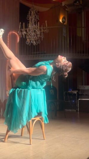Yeşim Ceren Bozoğlu Instagram - “Sonra aşktan delirince, olanlar oluyor tabii hemşirem..İlk günlerde, yanında aşktan, hürmetten  tir tir titreyen adama, ver coşkuyu şımart, ver  coşkuyu küstahlaştır!Boz ayarını, koy adamı kaidenin üzerine,7/24 tapın adama firavun gibi; e o da inansın bi süre sonra yarı tanrı(!) olduğuna…🤪🤣😂

Ondan sonra günü gelince soruyorsun tabii, ebene…”

Devamı 12 Mart’ta 

@kurbaganinanatomisi1 ile 

@dadasalonkabarett ‘de 🎭🐸

Biletler bio’da ve tüm dijital biletçilerde 😉