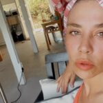 Yeşim Ceren Bozoğlu Instagram - Burası BurgazAda, İstanbul’daki aşkım.Henüz bir evim yok adada sabit, ancak gönlen adalı olarak nefis bir havadisim var size: İkna etmek için günlerce dil döktüğümüz @mehmetesen nihayet bizi kırmadı ve adalar belediye başkanlığı için aday adayı oldu @chp den.Adalar İstanbul’un kıymetlisi malum; tarihi kültürel mozaiğin nişanesi diyebiliriz.Adalara hizmet edecek olan kişinin de bu değerlere olan sadakati, liyakati,hakkaniyeti ve ada yaşamına olan hakimiyeti çok önemli. @mehmetesen in bu yüzden adaylığı çok kıymetli, bütün adalılara, sanatçılara ve ada aşıklarına duyurulur.Hayırlarla uğurlarla olsun 🙏🏻 @mehmetesen : ‘Adalar’a anneme baktığım gibi bakacağım’ diyor. “Eğer aday gösterilir ve seçilirsem 5 yıl boyunca gecemi gündüzüme katacağım. Adalar bana rahmetli annemin emaneti. Buraya anneme baktığım gibi bakacağım, üzerine titreyeceğim” deyip ekledi: ‘Makam aracı da kullanmayacağım, tercihim bisikletten yana olacak” diyor. @mehmetesen in bir adalı olarak bahsettiği ilk etapta projeler şöyle: Bölgede veteriner kliniği, sokak hayvanları için barınma yerleri inşa edilecek. Kış aylarında canlılar aç ve açıkta kalmayacak. Yaşlılar için bakım, dinlenme ve sosyalleşme evleri yapacağız. Gerekirse yaşlıları araçla evlerinden alıp gün sonunda yine evlerine bırakacağız. Gün içerisindeki ikramlar ise ücretsiz olacak. Yurt dışı bağlantılarımı kullanacağım ve Avrupa fonlarından yararlanacağım. Önemli sanatçıları Adalar’a getireceğim. 5 yıl boyunca sanatçılar arasında köprü görevini üstlenmek istiyorum. Su altı turizmini cazip hale getirmek hedeflerim arasında. Yerel balıkçılık kültürü ve ekonomisinin korunması gerekiyor. Adalar’da sanatsal ve sportif faaliyetlere katılım ücretsiz olacak. Ayrıca Matematik ve yabancı dil kursları için herhangi bir ücret talep edilmeyecek. Günde ortalama 4-5 saat uyuyan birisi olarak hızlı dokunuşlarla tüm sorunları halledeceğim diyor. Söylediği cümlenin altına gözüm kapalı imzamı atacağım bir insan @mehmetesen benim için, sizden ricam; duyurun paylaşın ve adalar için hayallerimizi birlikte gerçekleştirelim 🙏🏻🍀🥰 @ekremimamoglu #adalar #belediyebaşkanı