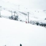 Yeşim Ceren Bozoğlu Instagram – “Yükseklik korkuna rağmen; açık teleferikle, 50 metre yükseklikten 2300 metreye çıkıp, ordan aşağı kayacaksın tek ve ilk seferde”deselerdi bana, misal geçen hafta, delirmişsiniz siz derdim…😱

Ödüm koptu, Palandöken’i inim inim inlettim ama yaptım mı neticede?

Evet yaptım ✌🏻⛷️

Korktuğum birşeyi korkuma rağmen gerçekleştirdiğimde çok mutlu hissediyorum kendimi.Gönlümün ve bana verilen hayatın hakkını vermişim gibi..
Paralel dönüşleri de kendiliğimden yapmışım. @fatihdm_ir hocam öyle söyledi.Muhtemelen çocukluktaki buz pateni günlerinden vücudum hatırladı; kas ezberi.Ne güzel, vücut hatırlıyor herşeyi.Velhasıl, kayak dünyası için küçük ama benim için büyük bir başarı hikayesi oldu Palandöken kış tatili…

Muazzam bir misafir perverlikle bizi gerçekten el üstünde tutan, başta @dedemanpalandokenskilodge daki tüm ekibe, @boraknbr @selimnezihoglu @burakyerlikaya_  ya ve özellikle @kuranelfigen e canı-ı gönülden teşekkürlerimle…

Ve elbette canımın içi @makeupiremyanar varlğıyla her zamanki gibi herşeyi güzelleştirdi yine 💖
Sevdik seni Erzurum, aşkımız devam edecek anlaşılan bundan böyle ❄️♥️💫