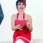 Yeşim Ceren Bozoğlu Instagram – Backstage @kurbaganinanatomisi1 afiş çekimi… (aşırı ciddiyetimizle yine göz doldurduk tabii ki…🤣🤣🤣)

@kurbaganinanatomisi1 nedir diye soran dostlara:

@sekizordusu ile birlikte yazdığımız tiyatro oyunumuz kendisi..🎭👻🧡

Ademler, Havvalar, Lilithler ve kurbağalar üzerine…

Havva kızlarına da Lilith kızlarına da, şu kurbağa çeşitlerini (!) tanıtmak amacımız.👩🏻‍🏫😜

Çünkü:
@ted konuşmasında demiştim ya; “Kurbağayı öptüğünde, sadece bir kurbağa öpmüş oluyorsun, o prense dönüşmüyor…Zorlama! diye…
Zorluyoruz yine de değil mi?
🤣🤣🤣

Kurbağaları tanırsak, kalbimizi koruyabiliriz belki? 🤔
Her kadın, kurbağa ile beyaz atlıyı ayırt edebilmeli.Yani anlattığımız aslında biraz da kadim dişilik bilgisi 👄😉
Ve maalesef ki hepsi; gerçek yaşam tecrübesi.. 😜🤦🏻‍♀️😝
E haliyle kurbağa (!) çeşitlerini tanırken de biraz güleceğiz, tabii ki🙊😂🐸

@cenktunali yönetmenimiz, @pinarataer koreografımız. @tiyatrokilcik sahnesinde provalarımız tüm neşesi ve heyecanı ile devam ediyor.👻Bize şans dileyin e mi?
🎭🎪🤹🏻‍♀️