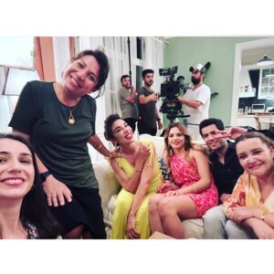 Yeşim Ceren Bozoğlu Instagram - Size bütün kalbimizle ve en içten duygularımızla bir yaz şarkısı söyledik.Birlikte oynamaktan onur duyduğum @oya.basar başta olmak üzere, tüm ekibimin, tüm kardeşlerimin kalplerinden öperim.Sizinle tanışmak, çalışmak ve paylaşmak benim için büyük şans oldu.Sizi seviyorum ♥️
@duygukaracadk 
@nilsuberfinaktas @efekancann @selin.vardarli &
@dogacananafarta 
@eylemoguzzz 
@damdakicocuk 
@efeirvul 
@yasarirvul