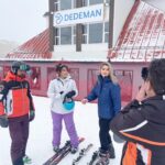 Yeşim Ceren Bozoğlu Instagram – “Yükseklik korkuna rağmen; açık teleferikle, 50 metre yükseklikten 2300 metreye çıkıp, ordan aşağı kayacaksın tek ve ilk seferde”deselerdi bana, misal geçen hafta, delirmişsiniz siz derdim…😱

Ödüm koptu, Palandöken’i inim inim inlettim ama yaptım mı neticede?

Evet yaptım ✌🏻⛷️

Korktuğum birşeyi korkuma rağmen gerçekleştirdiğimde çok mutlu hissediyorum kendimi.Gönlümün ve bana verilen hayatın hakkını vermişim gibi..
Paralel dönüşleri de kendiliğimden yapmışım. @fatihdm_ir hocam öyle söyledi.Muhtemelen çocukluktaki buz pateni günlerinden vücudum hatırladı; kas ezberi.Ne güzel, vücut hatırlıyor herşeyi.Velhasıl, kayak dünyası için küçük ama benim için büyük bir başarı hikayesi oldu Palandöken kış tatili…

Muazzam bir misafir perverlikle bizi gerçekten el üstünde tutan, başta @dedemanpalandokenskilodge daki tüm ekibe, @boraknbr @selimnezihoglu @burakyerlikaya_  ya ve özellikle @kuranelfigen e canı-ı gönülden teşekkürlerimle…

Ve elbette canımın içi @makeupiremyanar varlğıyla her zamanki gibi herşeyi güzelleştirdi yine 💖
Sevdik seni Erzurum, aşkımız devam edecek anlaşılan bundan böyle ❄️♥️💫