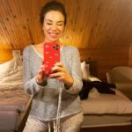 Yeşim Ceren Bozoğlu Instagram - “Yükseklik korkuna rağmen; açık teleferikle, 50 metre yükseklikten 2300 metreye çıkıp, ordan aşağı kayacaksın tek ve ilk seferde”deselerdi bana, misal geçen hafta, delirmişsiniz siz derdim…😱 Ödüm koptu, Palandöken’i inim inim inlettim ama yaptım mı neticede? Evet yaptım ✌🏻⛷️ Korktuğum birşeyi korkuma rağmen gerçekleştirdiğimde çok mutlu hissediyorum kendimi.Gönlümün ve bana verilen hayatın hakkını vermişim gibi.. Paralel dönüşleri de kendiliğimden yapmışım. @fatihdm_ir hocam öyle söyledi.Muhtemelen çocukluktaki buz pateni günlerinden vücudum hatırladı; kas ezberi.Ne güzel, vücut hatırlıyor herşeyi.Velhasıl, kayak dünyası için küçük ama benim için büyük bir başarı hikayesi oldu Palandöken kış tatili… Muazzam bir misafir perverlikle bizi gerçekten el üstünde tutan, başta @dedemanpalandokenskilodge daki tüm ekibe, @boraknbr @selimnezihoglu @burakyerlikaya_ ya ve özellikle @kuranelfigen e canı-ı gönülden teşekkürlerimle… Ve elbette canımın içi @makeupiremyanar varlğıyla her zamanki gibi herşeyi güzelleştirdi yine 💖 Sevdik seni Erzurum, aşkımız devam edecek anlaşılan bundan böyle ❄️♥️💫