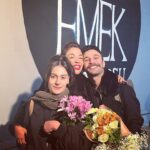 Yeşim Ceren Bozoğlu Instagram - Gece, melek ve benim çocuklar.. Üçü de 16-17 yaşlarındayken girdi hayatıma. Kalplerinden gelen muazzam ışıklarının yanında belalı tiplerdi ortamda.Üçü de büyük uyumsuz, çok yüksek ama işte altın kalpli som fena..Ve isyankar elbette ki, üçü de aslında… Ama aşk dolu, üçü de, oyunculuğa ve hayata. Dün ikinci göz ağrısı @ahmetseninak ın ilk yönettiği oyunu izledik hepbirlikte.. “Fotoroman Kralı” Müthiş bir aşk hikayesi… Naivitenin şiddetinden gayri dokunan bir şey yok uzun zamandır ruhumuza.Çok güldük oyunda ve çok ağladık. ( @orcunucal ın kalbe dokunan 80 dakikalık durmaksızın süren performansına ayakta alkışlarla..) Ben konuşamadım oyun çıkışında, tek sarıldım Ahmet’e. İnandığı işe olan aşkına, başarısından duyduğum gururla, hissettiğim mutluluğu, başka türlü anlatmanın yolu yoktu çünkü başka. Öğrenci evlatların ilk göz ağrısı @esrakizildogan hocam,setten çıkıp geldi sonra yanımıza. Böylece kavuşmuş oldu D.Q Familya.. @aylinlik ve @yusufburakkurtoglu bütün gece dolaştılar ağızları kulaklarında. Duygular şelale, gözler dola dola müthiş bir kutlama oldu işte. Bir tohumu toprağa ekip, sevgiyle ve sabırla sularken, aklına gelmiyor bazen… Lakin ancak günü gelince anlıyorsun o emeğinin karşılığının nasıl saf bir mutluluk olduğunu, uzanınca gölgesinde huzurla . Teşekkür ederim Ahmet, dün hepimize yaşattığın mutluluğa… (Bu duygulara vesile olan oyunu izlemek isterseniz, adresiniz: @tiyatro_alesta )