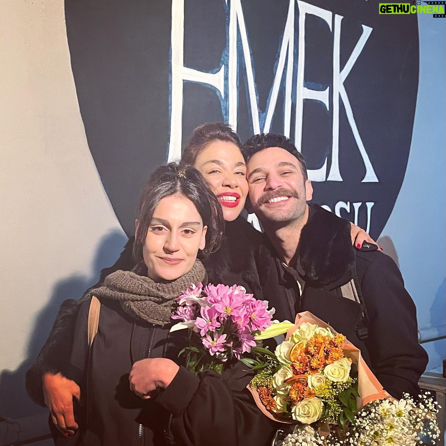 Yeşim Ceren Bozoğlu Instagram - Gece, melek ve benim çocuklar.. Üçü de 16-17 yaşlarındayken girdi hayatıma. Kalplerinden gelen muazzam ışıklarının yanında belalı tiplerdi ortamda.Üçü de büyük uyumsuz, çok yüksek ama işte altın kalpli som fena..Ve isyankar elbette ki, üçü de aslında… Ama aşk dolu, üçü de, oyunculuğa ve hayata. Dün ikinci göz ağrısı @ahmetseninak ın ilk yönettiği oyunu izledik hepbirlikte.. “Fotoroman Kralı” Müthiş bir aşk hikayesi… Naivitenin şiddetinden gayri dokunan bir şey yok uzun zamandır ruhumuza.Çok güldük oyunda ve çok ağladık. ( @orcunucal ın kalbe dokunan 80 dakikalık durmaksızın süren performansına ayakta alkışlarla..) Ben konuşamadım oyun çıkışında, tek sarıldım Ahmet’e. İnandığı işe olan aşkına, başarısından duyduğum gururla, hissettiğim mutluluğu, başka türlü anlatmanın yolu yoktu çünkü başka. Öğrenci evlatların ilk göz ağrısı @esrakizildogan hocam,setten çıkıp geldi sonra yanımıza. Böylece kavuşmuş oldu D.Q Familya.. @aylinlik ve @yusufburakkurtoglu bütün gece dolaştılar ağızları kulaklarında. Duygular şelale, gözler dola dola müthiş bir kutlama oldu işte. Bir tohumu toprağa ekip, sevgiyle ve sabırla sularken, aklına gelmiyor bazen… Lakin ancak günü gelince anlıyorsun o emeğinin karşılığının nasıl saf bir mutluluk olduğunu, uzanınca gölgesinde huzurla . Teşekkür ederim Ahmet, dün hepimize yaşattığın mutluluğa… (Bu duygulara vesile olan oyunu izlemek isterseniz, adresiniz: @tiyatro_alesta )
