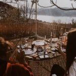 Yeşim Ceren Bozoğlu Instagram - Aşağıda yazdığın herşeye atarım imzamı, yola yoldaş, can’a candaş olduk ne güzel, ne şans diyorum karşılaşmamıza, kardeş oluşumuza; bin şükür…Ruhumun her daim adaletli röntgenini çeken, şifa veren, sevgi veren o pırlanta kalbin iyi ki gelmiş bu dünyaya.İyi ki doğdun benim canım hemşirem..İyi ki..♥️ Repost from @seraykaya • Seçilmiş ailem.. Birlikte güneşin batışına, dolunay’ın altında mest oluşumuza, denizin açıklarında huzurun yüzümüze vuran çocuksu hissine, yalın ayak tuzlu ayaklarımızla toprağı hissettiğimiz o an’lara, saatlerce edilen şifalı sohbetlerimize, aşk’ımıza, sevdamıza, inandığımız, uğrunda verdiğimiz her mücadeleye tanık olan bu evrene seni bana getirdiği için şükran doluyum. Henüz gidilmemiş, görülmemiş, tadılmamış, duyulmamış mucizelerimiz var. Malum ‘gönlümüz’ de var. :) o nedenle güzelliklerle gerçekleşmesi dileğiyle iyi ki doğdun hemşirem. Seni #aylavyu 🌞💖🥳