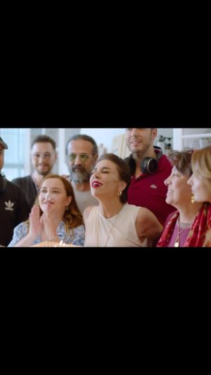 Yeşim Ceren Bozoğlu Instagram - Sette kutladık bu sene doğduğum günü, çalıştım bütün gün çok şükür seve seve…Akşamı da sokak bahçede @arzuozuzma ile muhabbet ile, iyi ki gelmişim bu dünyaya dedim; bir gözümde yaş, bir yanağımda gülümseme..Acısı da tatlısı da güzeldi geçen yaşımın.Bir dolu yeni şey öğrendim; bir güzel yeni dostlar edindim, neşe ve keyif ile.Arayan, soran, çiçeğiyle, hediyesi ile, yazdığı ile paylaştığı ile kutlayan bütün canımın parçalarına can-ı gönülden teşekkürlerimle…
Siz de iyi ki varsınız, hayatta öğrendiğim en güzel bilgi; bağ kurmak, candan cana, gönülden gönüle…Sanırım bu dünya hayatının en temel ödevi de bu, sevmek ,aşkla üretmek hayatı ve biz olmak, kabulde ve şahitlikte neşe ile.Bu sene en güzel bunu öğrendim işte…
Bütün yol arkadaşlarıma, sevgi şükran ve teşekkür ile♥️