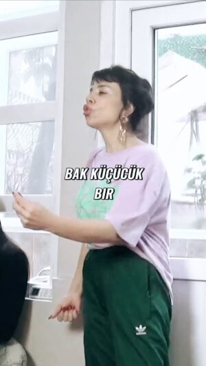 Yeşim Ceren Bozoğlu Instagram - Sette, tiyatro da,sokakta her yerde sorulan “Ders veriyor musunuz hocam?” sorusuna cevabımdır:

Evet, üstelik bila ücret; fayda niyetine.

Dersimiz Oyunculuk kanalı ulaşamadığım her yerde oyunculuğa, sektöre talebi olan talebelere, açık derstir.

Link bio’da; iyi dersler olsun, şifa niyetine… 👩🏻‍🏫🎞️🎥