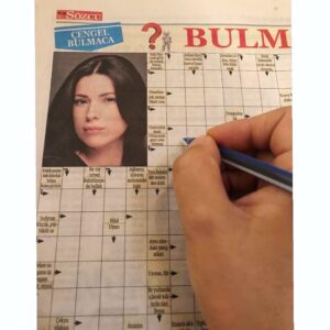Yeşim Dalgıçer Instagram - Beni bilen bilir,bilmeyenin bütün bulmacayı çözmesi gerekir 🙈#süpriz oldu ❤️ Bu sene doğum günümde basılmış gazete 😊 @sozcu_gazetesi