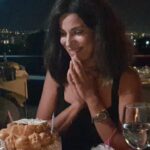Yeşim Dalgıçer Instagram - Bildiğim her şeyin beni bu güne getirdiği tüm rastlantılara, insanlara, sözlere, duygulara minnetle üflüyorum mumlarımı🙏🏼 Geçilmiş yolların, gelecek yollara huzurla, sevgiyle, şükürle aktığı bir yıl olsun 🧡 Yanımda olan,arayan,mesaj atan herkese çok teşekkür ederim ...İyi ki varsınız 🙏🏼😊