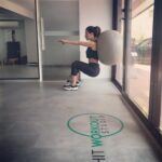 Yeşim Dalgıçer Instagram - Spor yapmak için bahane yaratmayın.Evde de yapabileceğiniz hareketler diyor @tarkanoksuz 😉 Ben zorlamayla yapabiliyorum 🙈😂 @hitworkoutstudio #ilovethisgame