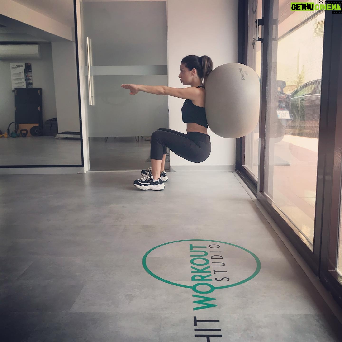 Yeşim Dalgıçer - 4.5K Likes - Spor yapmak için bahane yaratmayın.Evde de yapabileceğiniz hareketler diyor @tarkanoksuz 😉 Ben zorlamayla yapabiliyorum 🙈😂 @hitworkoutstudio #ilovethisgame